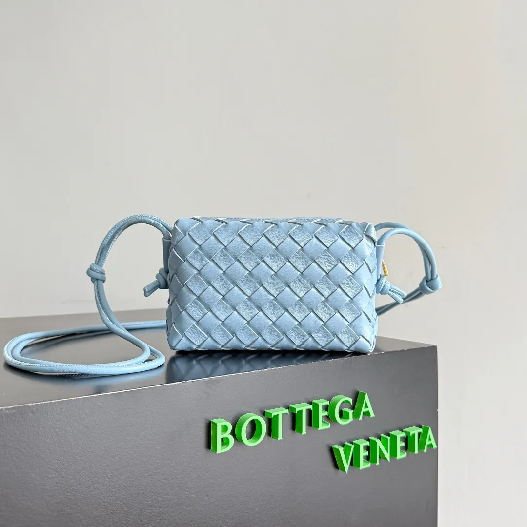 Batch 1560 New version and new color (third generation) 𝗕𝗼𝘁𝘁𝗲𝗴𝗮 𝗩𝗲𝗻𝗲𝘁𝗮 ——— BV’s best value for money, the latest version of the loop camera bag💥, large woven texture, super high quality lambskin as always, with zippers, adjustable drawstrings, it’s especially suitable for the belly💫It can fit anything, and it’s very light weight, suitable🈴️for girls of all ages. Size: 17*10*6cm Style number: 723547